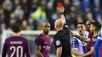 Fabian Delph Dapat Kartu Merah, Begini Reaksi Guardiola