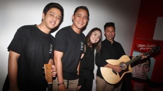 Grup band HIVI menyambangi kantor suara.com, di Jakarta, Rabu (21/2).