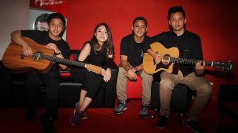 Grup band HIVI menyambangi kantor suara.com, di Jakarta, Rabu (21/2).