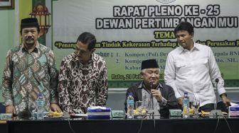 Ketua Dewan Pertimbangan Majelis Ulama Indonesia (MUI) Din Syamsuddin bersama Kepala Badan Nasional Penanggulangan Terorisme (BNPT) Komjen Pol Suhardi Alius dan Kabareskrim Mabes Polri Komjen Pol Ari Dono Sukamto menghadiri rapat pleno ke-25 Dewan Pertimbangan Majelis Ulama Indonesia (MUI) di Kantor MUI, Jakarta, Rabu (21/2). 