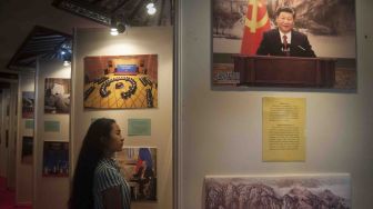 Pameran foto "China in New Era" di Taman Budaya Denpasar, Bali, Rabu (21/2). 