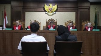 Bupati nonaktif Kutai Kartanegara, Rita Widyasari dan Khairudin, Komisaris PT Media Bangun Bersama, menjalani sidang perdana di Pengadilan Tipikor, Jakarta, Rabu (21/2).