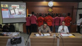 Kasubdit 1 Dittipid Siber Bareskrim Polri Kombes Pol. Irwan Anwar bersama dengan Analis Kebijakan (Anjak) Divisi Humas Mabes Polri Kombes Pol Sulistyo Pudjo merilis kasus pengungkapan Kejahatan Siber (Penyebar Hoax) di Jakarta, Rabu (21/2). 