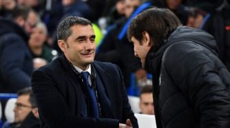 Manajer Chelsea Antonio Conte (kanan) dan pelatih Barcelona Ernesto Valverde bersalaman sebelum pertandingan. Ben STANSALL / AFP
