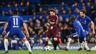 Lionel Messi membawa bola dikelilingi tiga pemain Chelsea Pedro, N'Golo Kante dan Cesc Fabregas. Glyn KIRK / AFP