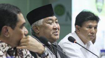 Ketua Dewan Pertimbangan Majelis Ulama Indonesia (MUI) Din Syamsuddin bersama Kepala Badan Nasional Penanggulangan Terorisme (BNPT) Komjen Pol Suhardi Alius dan Kabareskrim Mabes Polri Komjen Pol Ari Dono Sukamto menghadiri rapat pleno ke-25 Dewan Pertimbangan Majelis Ulama Indonesia (MUI) di Kantor MUI, Jakarta, Rabu (21/2). 