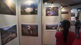 Pameran foto "China in New Era" di Taman Budaya Denpasar, Bali, Rabu (21/2)