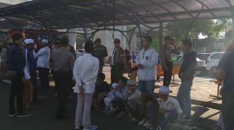 Polisi Sisir Bandara Soetta Suruh Pulang Pendukung Rizieq