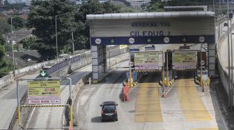 Sejumlah kendaraan melaju di ruas Jalan Tol Lingkar Luar Jakarta W2, Rabu (21/2). 