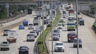 Sejumlah kendaraan melaju di ruas Jalan Tol Lingkar Luar Jakarta W2, Rabu (21/2). 