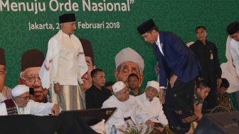 Presiden Joko Widodo membungkukkan badan sebelum memberikan sambutan pada pembukaan Zikir Kebangsaan dan Rakernas I Majelis Zikir Hubbul Wathon di Asrama Haji Pondok Gede, Jakarta, Rabu (21/2). 