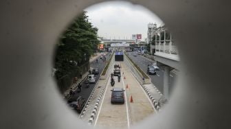 Sejumlah kendaraan melintas dari arah Pondok Indah menuju Lebak Bulus saat dilakukanya uji coba underpass Kartini di Jalan Metro Pondok Indah, Jakarta (22/2).