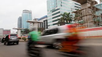 Proyek pembangunan LRT di kawasan, Kuningan, Jakarta, Kamis (22/2). 