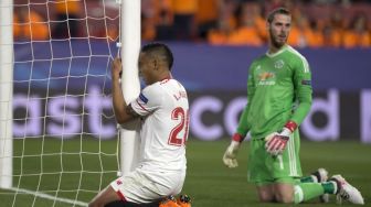 Striker Sevilla, Luis Muriel, berlutut di tiang gawang Manchester United, setelah sundulannya ditepis penjaga gawang David de Gea. [AFP/Jorge Guerrero]