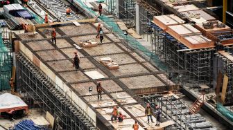 Proyek pembangunan LRT Kelapa Gading-Velodrome di Kelapa Gading, Jakarta, Kamis (22/2).