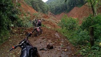 Anjing Pelacak Cari Korban Longsor yang Hilang di Brebes