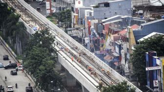 Proyek pembangunan LRT Kelapa Gading-Velodrome di Kelapa Gading, Jakarta, Kamis (22/2).