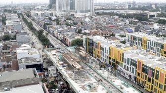 Proyek pembangunan LRT Kelapa Gading-Velodrome di Kelapa Gading, Jakarta, Kamis (22/2).