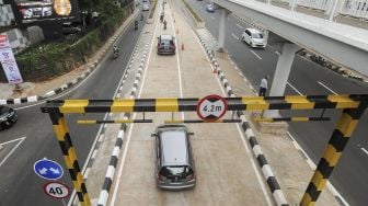 Sejumlah kendaraan melintas dari arah Pondok Indah menuju Lebak Bulus saat dilakukanya uji coba underpass Kartini di Jalan Metro Pondok Indah, Jakarta (22/2).