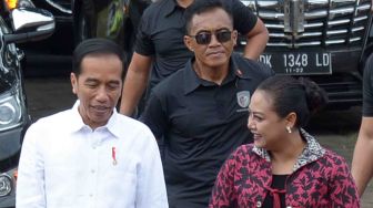 Presiden Joko Widodo (kiri) berbincang dengan Bupati Tabanan Ni Putu Eka Wiryastuti (kanan) saat penyerahanan sertifikat tanah di Taman Pujaan Bangsa Margarana, Tabanan, Bali, Jumat (23/2). 