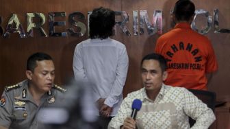 Kasubdit 1 Dittipid Siber Bareskrim Polri Kombes Pol. Irwan Anwar bersama dengan Analis Kebijakan (Anjak) Divisi Humas Mabes Polri Kombes Pol Sulistyo Pudjo saat merilis kasus Kejahatan Siber (Penyebar Hoaks) di Jakarta, Rabu (21/2).