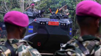 Panglima TNI Marsekal TNI Hadi Tjahjanto (kanan) didampingi Komandan Korps Marinir Mayjen TNI (Mar) Bambang Suswantono (kiri) berada di atas kendaraan tempur Landing Vehicle Tank-7 (LVT-7) disela-sela Pengangkatan Warga Kehormatan Marinir di pantai Nganteb, Kab. Malang, Jawa Timur, Kamis (22/2).