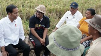 Di Bali, Jokowi 'Rapat Dadakan' di Sawah dengan Petani Tabanan