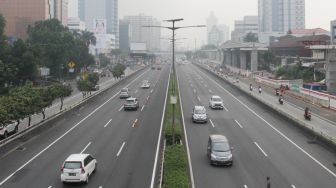 Besok, Kendaraan Angkutan Barang Dilarang Melintas Tol Cikampek