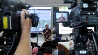 Kepala Pusat Data, Informasi, dan Hubungan Masyarakat Badan Nasional Penanggulangan Bencana (BNPB) Sutopo Purwo Nugroho memberikan keterangan kepada wartawan terkait bencana longsor di Desa Pasir Panjang, Kabupaten Berebes, Jakarta, Jumat (23/2).  [Suara.com]