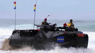 Panglima TNI Marsekal TNI Hadi Tjahjanto (kanan) didampingi Komandan Korps Marinir Mayjen TNI (Mar) Bambang Suswantono (kiri) berada di atas kendaraan tempur Landing Vehicle Tank-7 (LVT-7) disela-sela Pengangkatan Warga Kehormatan Marinir di pantai Nganteb, Kab. Malang, Jawa Timur, Kamis (22/2). 