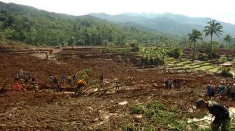 Sejumlah petugas melakukan pencarian korban longsor di Desa Pasirpanjang, Salem, Brebes, Jawa Tengah, Jumat (23/2).