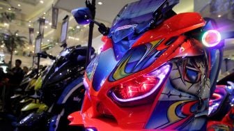 Kontes modifikasi online, Yamaha Customaxi, di Atrium Pejaten Village, Jakarta, Sabtu (24/2). 