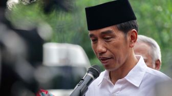 Nonton Lomba Kicau Burung, Jokowi Pakai Jeans Biru Dongker