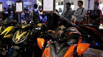 Kontes modifikasi online, Yamaha Customaxi, di Atrium Pejaten Village, Jakarta, Sabtu (24/2). 