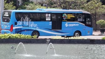 Bus Transjakarta melintas di kawasan Bundaran Hotel Indonesia, Jakarta, Sabtu (24/2).