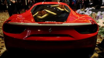 Ferrari Jakarta memamerkan dua koleksi terbaru Tailor Made, di Jakarta, Sabtu (24/2).