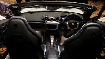 Ferrari Jakarta memamerkan dua koleksi terbaru Tailor Made, di Jakarta, Sabtu (24/2).