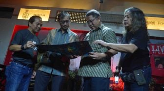 Menkominfo Rudiantara (kedua kanan) bersama Dirut Perum LKBN Antara Meidyatama Suryodiningrat (kedua kiri), Kepala Divisi Pemberitaan Foto ANTARA, Hermanus Prihatna (kiri) dan Direktur Galeri Foto Jurnalistik Antara Oscar Motuloh mengamati buku Kilas Balik Antara 2017 ketika membuka pameran dan peluncuran buku di Galeri Foto Jurnalistik Antara, Pasar Baru, Jakarta, Jumat (23/2).