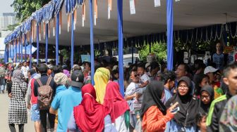 Warga memadati kawasan Festival Danau Sunter yang digelar di Jakarta, Minggu (25/2/2018). Festival yang baru pertama kali digelar tersebut diisi dengan beragam rangkaian acara seperti eksebisi olah raga, kesenian tradisional hingga bazaar. [suara.com/Kurniawan Mas'ud]
