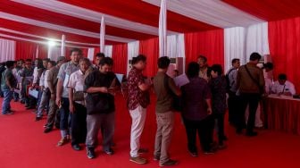 Antusias para pengemudi angkutan umum saat mengikuti pembuatan Surat Izin Mengemudi (SIM) A umum secara kolektif bagi pengemudi taksi online dan taksi reguler di komplek stadion GBK, Senayan, Jakarta, Minggu (25/2). [suara.com/Kurniawan Mas'ud]
