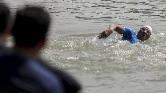 Menteri Susi Pudjiastuti dan Wagub DKI Jakarta Sandiaga Uno berduel di Festival Danau Sunter, Minggu (25/2/2018). 