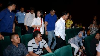 Ajak Puteri dan Menantunya, Jokowi Nonton Film Dilan 1990