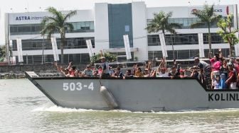 Warga memadati kawasan Festival Danau Sunter yang digelar di Jakarta, Minggu (25/2/2018). Festival yang baru pertama kali digelar tersebut diisi dengan beragam rangkaian acara seperti eksebisi olah raga, kesenian tradisional hingga bazaar. [suara.com/Kurniawan Mas'ud]