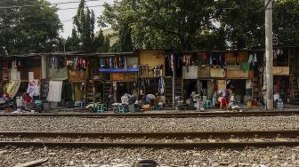 Warga bantaran rel di kawasan Bendungan Hilir, Jakarta, Senin (26/2).