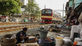 Warga bantaran rel di kawasan Bendungan Hilir, Jakarta, Senin (26/2).