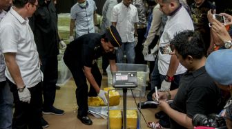 Bareskrim Polri dan Bea Cukai merilis barang bukti narkotika golongan I jenis sabu seberat 1,6 ton, hasil pengungkapan di perairan Kepulauan Riau, di Jakarta, Selasa (27/2). 