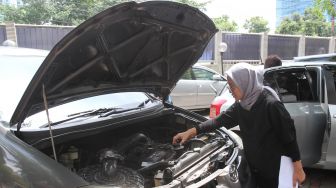 Calon peserta lelang melihat langsung kendaraan operasional Komisi Pemberantasan Korupsi (KPK) di Gedung KPK, Jakarta, Selasa (27/2). 