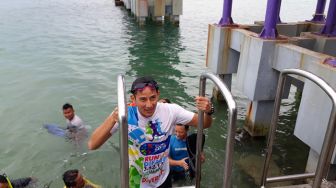 Sandiaga Uno Bertekad Bersihkan Laut Kepulauan Seribu dari Sampah