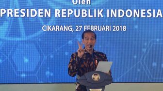 Presiden Joko Widodo memberikan sambutan ketika meresmikan pabrik bahan baku obat dan produk biologi PT Kalbio Global Medika yang merupakan anak usaha dari PT Kalbe Farma, di Cikarang, Kabupaten Bekasi, Jawa Barat, Selasa (27/2).