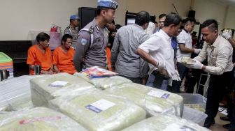 Bareskrim Polri dan Bea Cukai merilis barang bukti narkotika golongan I jenis sabu seberat 1,6 ton, hasil pengungkapan di perairan Kepulauan Riau, di Jakarta, Selasa (27/2). 